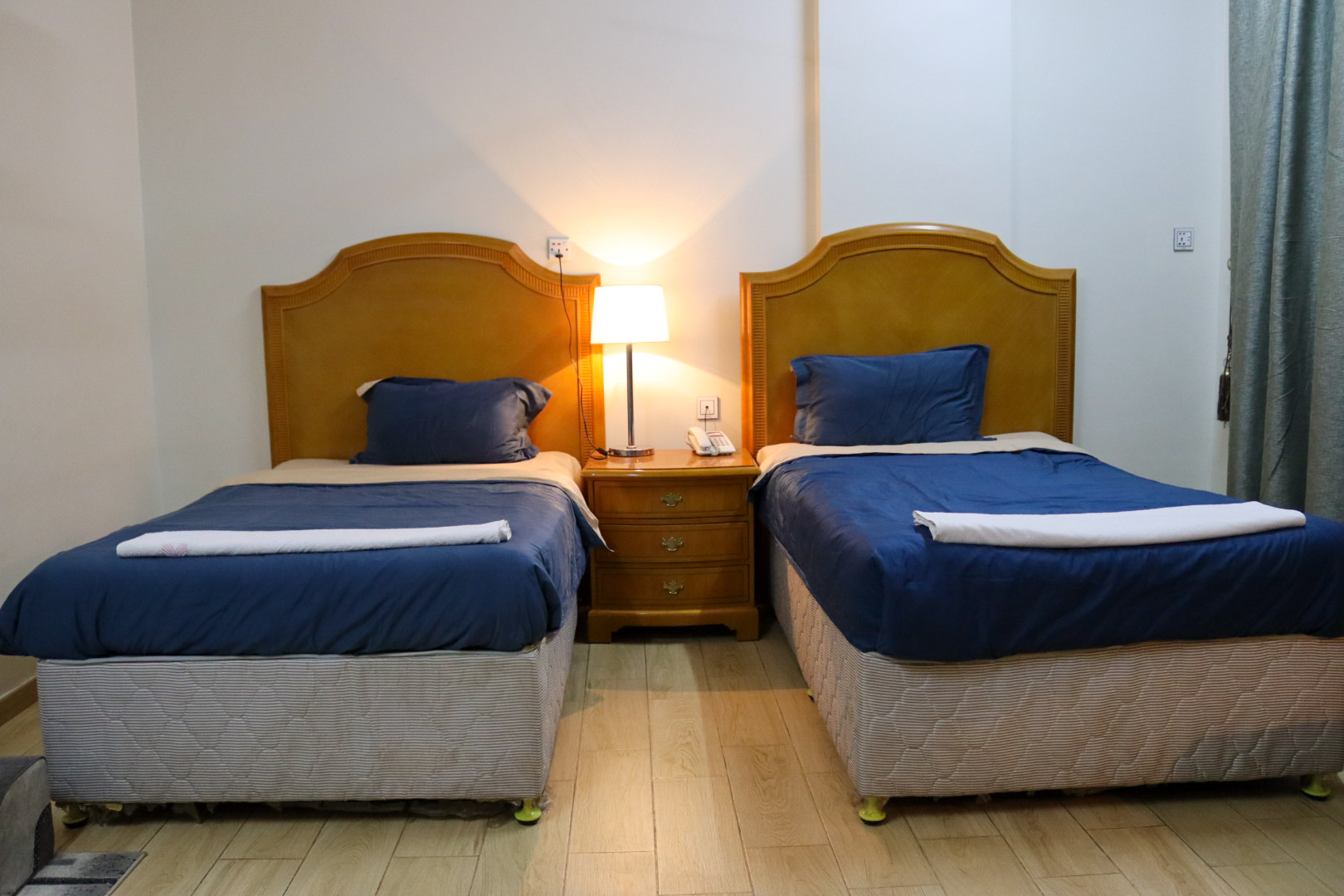 غرفة بسريرين