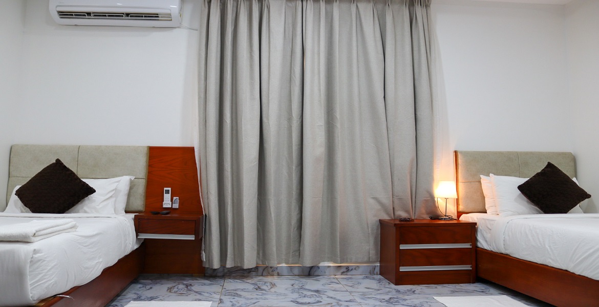 غرفة بسريرين