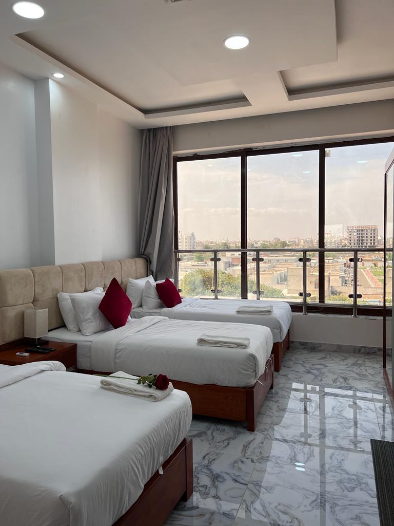 غرفة بثلاث أسرة