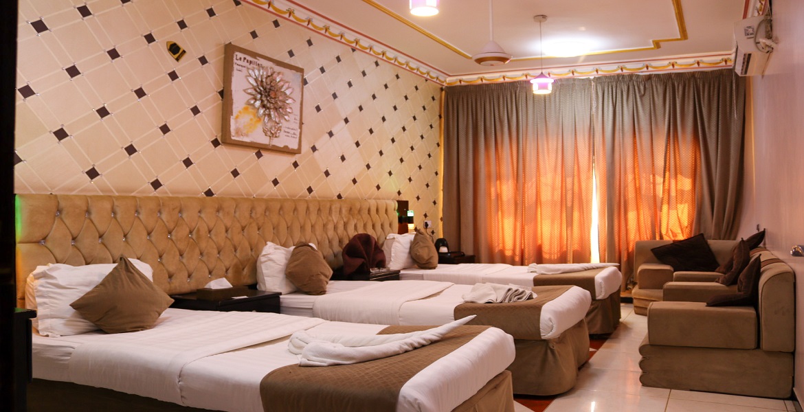 غرفة بثلاث أسرة