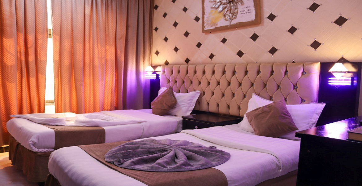 غرفة بسريرين