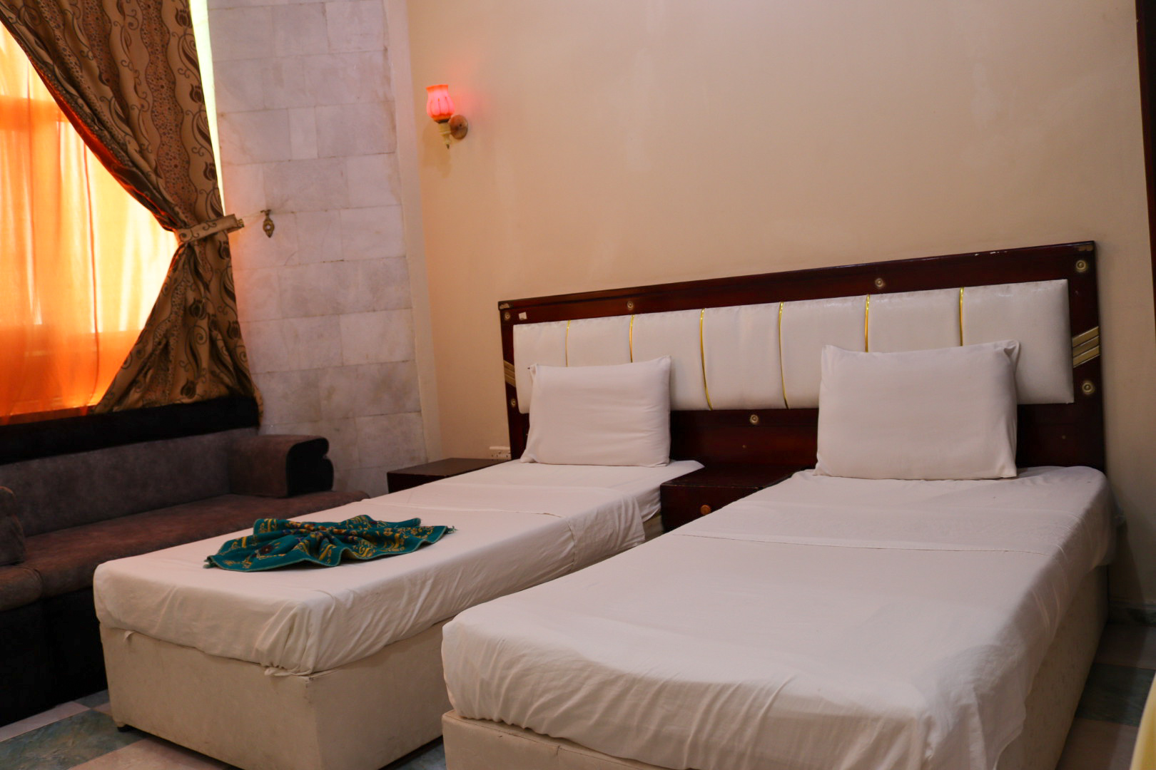 غرفة بسريرين